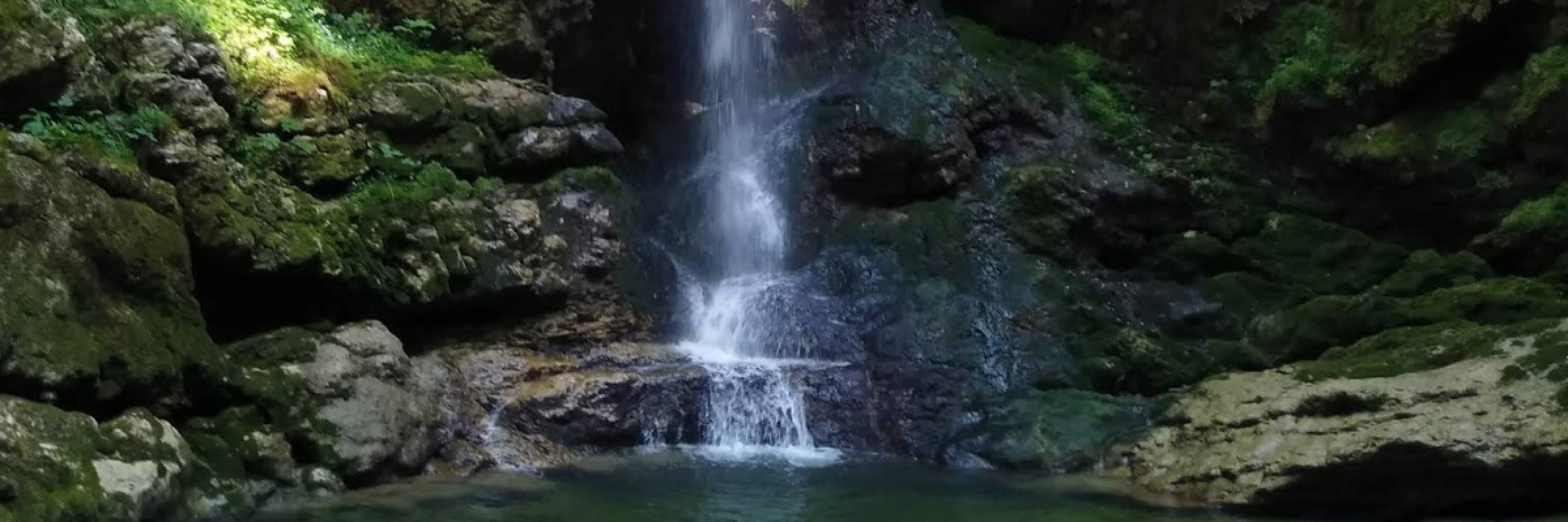 Image de Chute spectaculaire dans les gorges jurassiennes