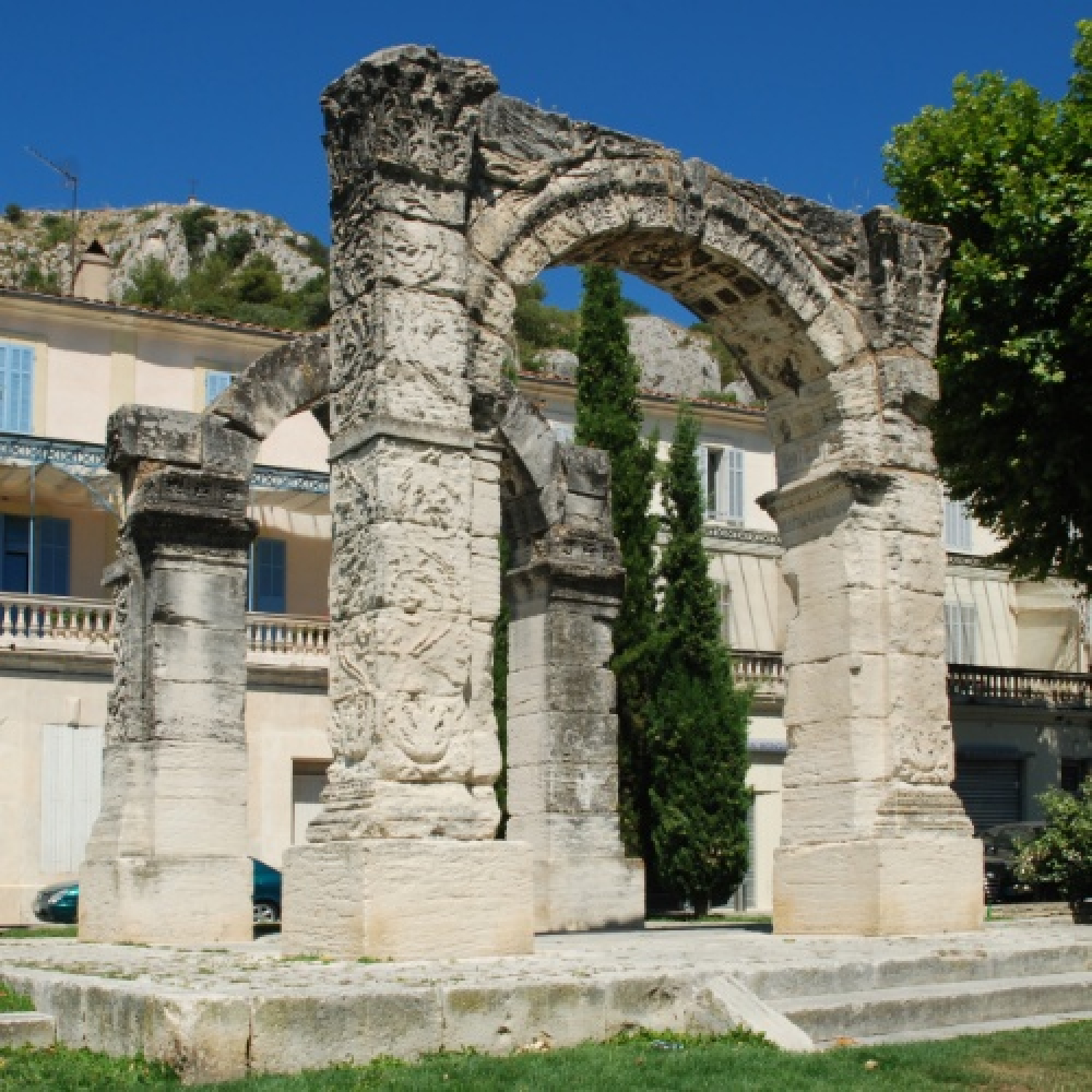 Vestige romain richement sculpté