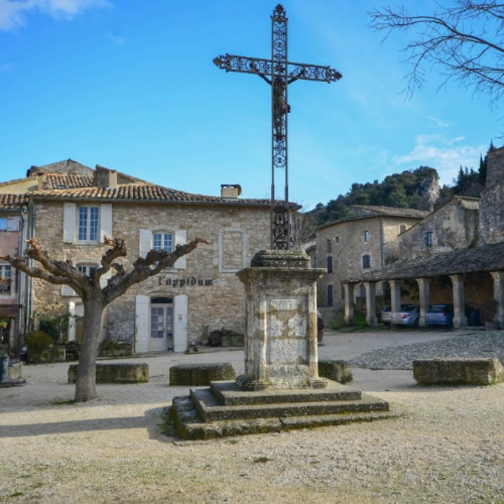 Sur son éperon rocheux