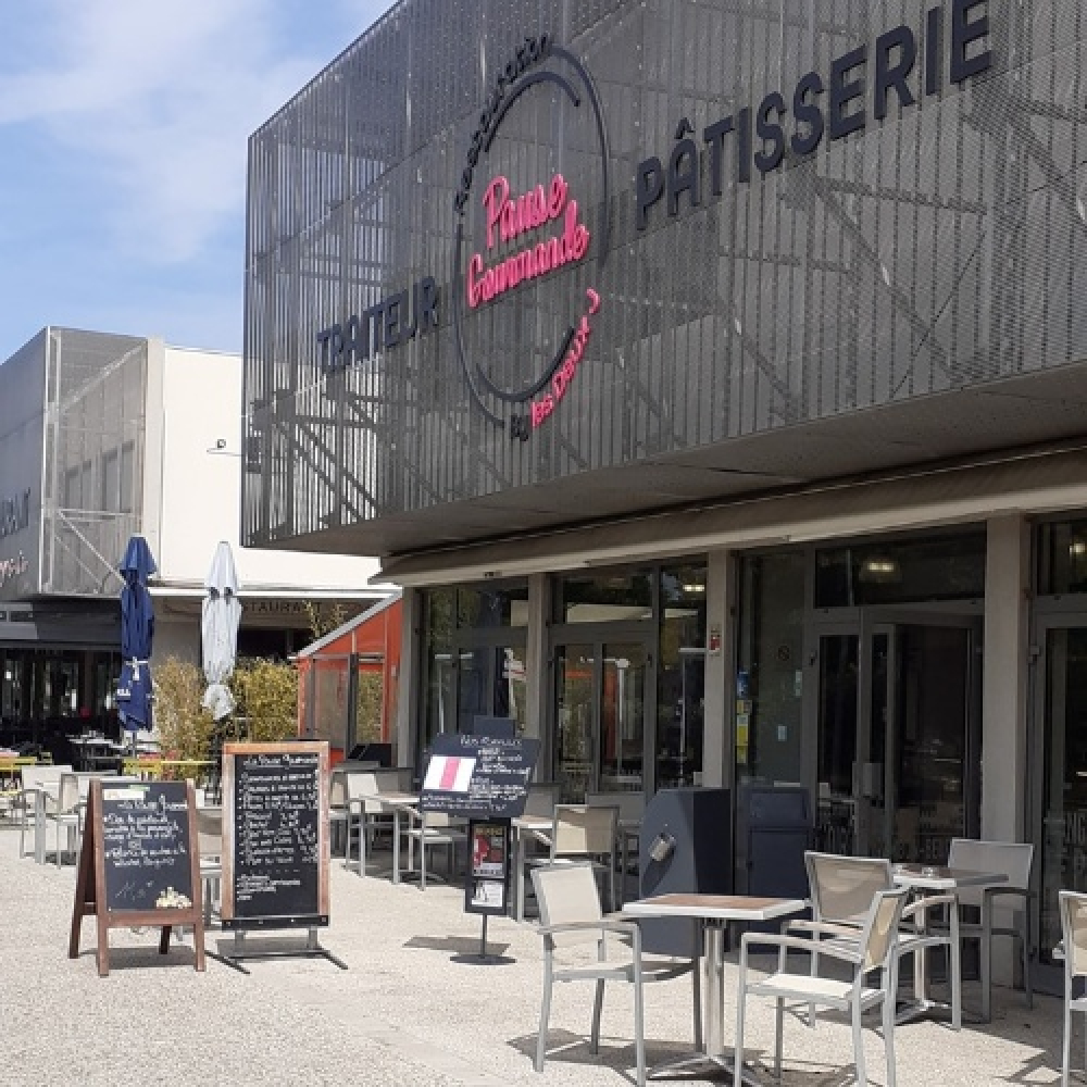 UNE PAUSE BY LES DEUX J