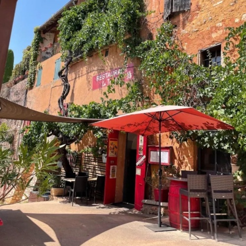 Terrasse provençale au cœur des ocres.